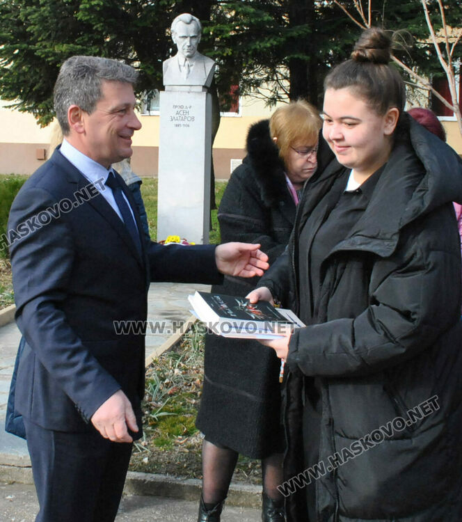 Габриела Данева от Езиковата с награда Ученик на годината