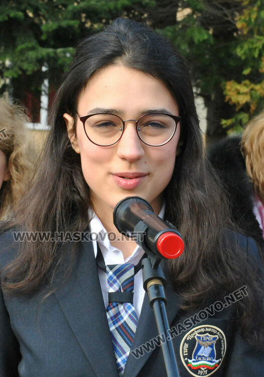 Габриела Данева от Езиковата с награда Ученик на годината