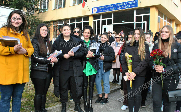 Габриела Данева от Езиковата с награда Ученик на годината