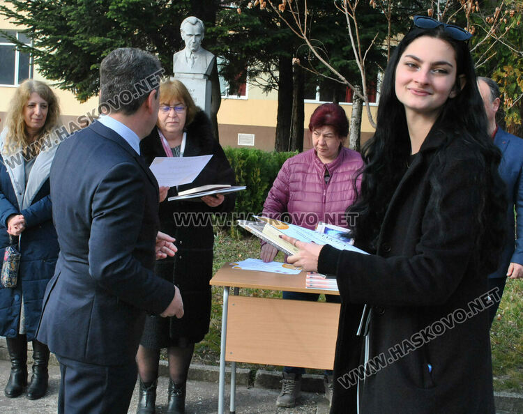 Габриела Данева от Езиковата с награда Ученик на годината
