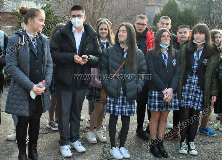 Габриела Данева от Езиковата с награда Ученик на годината