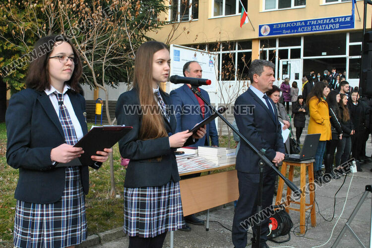 Габриела Данева от Езиковата с награда Ученик на годината