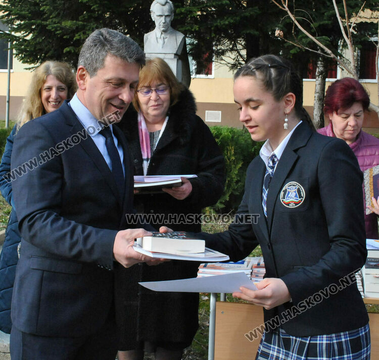 Габриела Данева от Езиковата с награда Ученик на годината