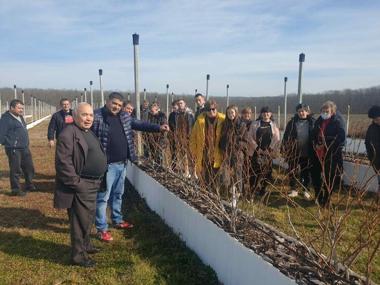 Кметът на Забърдо изпълни обещанието си, заведе всички ваксинирани от селото на екскурзия