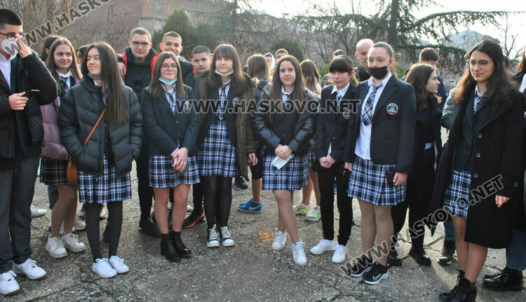 Габриела Данева от Езиковата с награда Ученик на годината