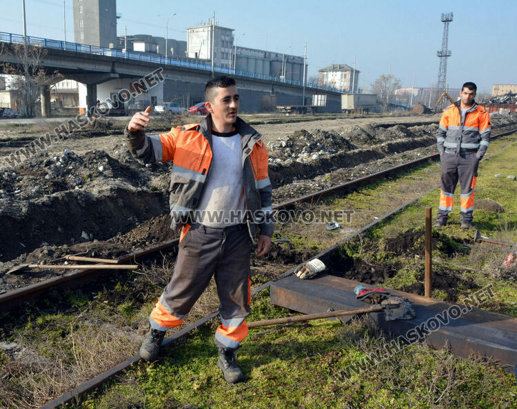 Ремонтират релсите на Сточна гара в Хасково