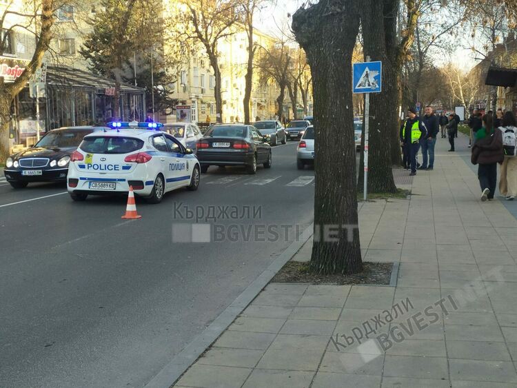 Млада шофьорка блъсна възрастна жена на пешеходна пътека на центъра на Кърджали
