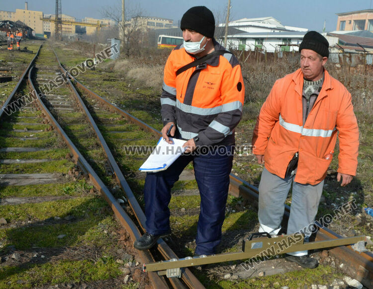 Ремонтират релсите на Сточна гара в Хасково