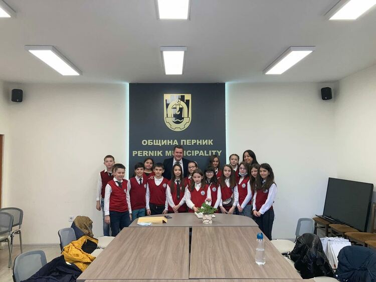 Кметът на Община Перник Станислав Владимиров се срещна с децата от клуб „Бабино огнище“