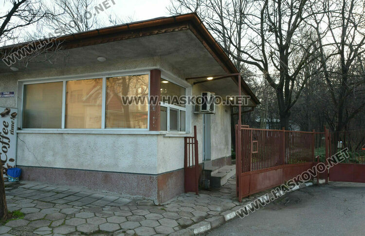 Младежи откраднали греда от двора на бившата Военна болница в Хасково