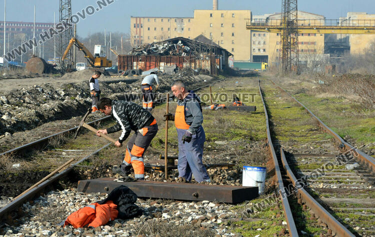 Ремонтират релсите на Сточна гара в Хасково