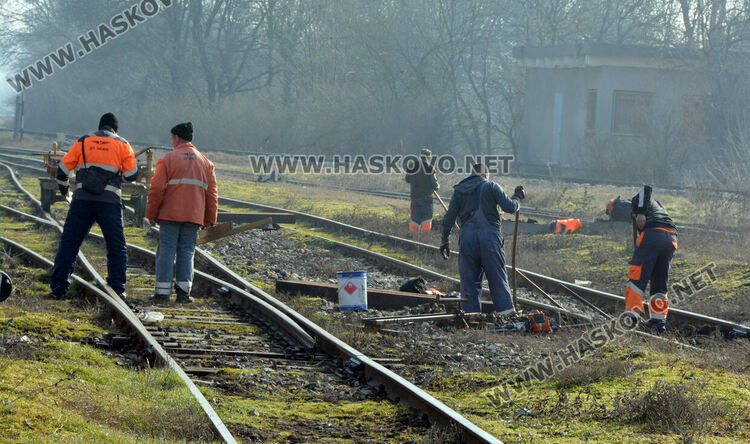 Ремонтират релсите на Сточна гара в Хасково