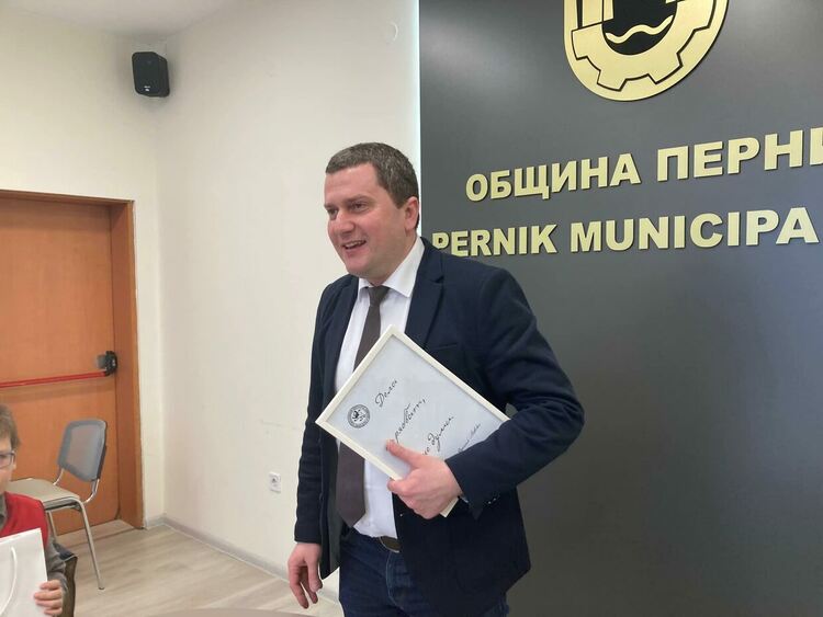 Кметът на Община Перник Станислав Владимиров се срещна с децата от клуб „Бабино огнище“