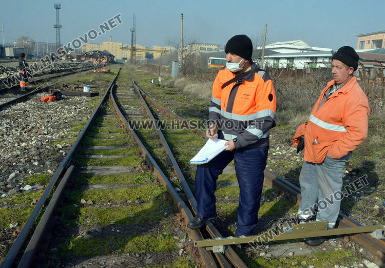Ремонтират релсите на Сточна гара в Хасково