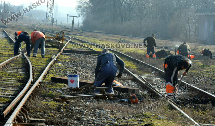 Ремонтират релсите на Сточна гара в Хасково