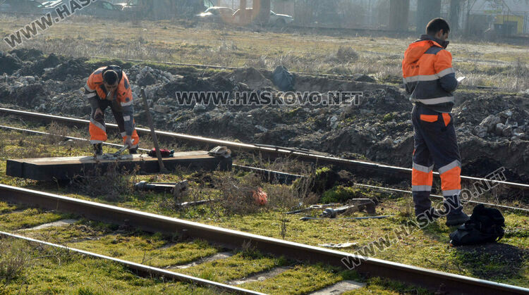 Ремонтират релсите на Сточна гара в Хасково