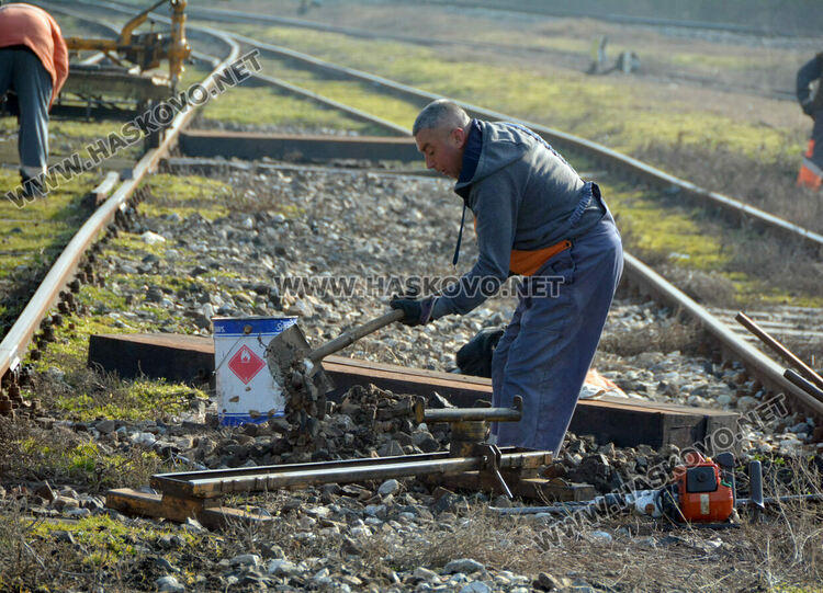 Ремонтират релсите на Сточна гара в Хасково