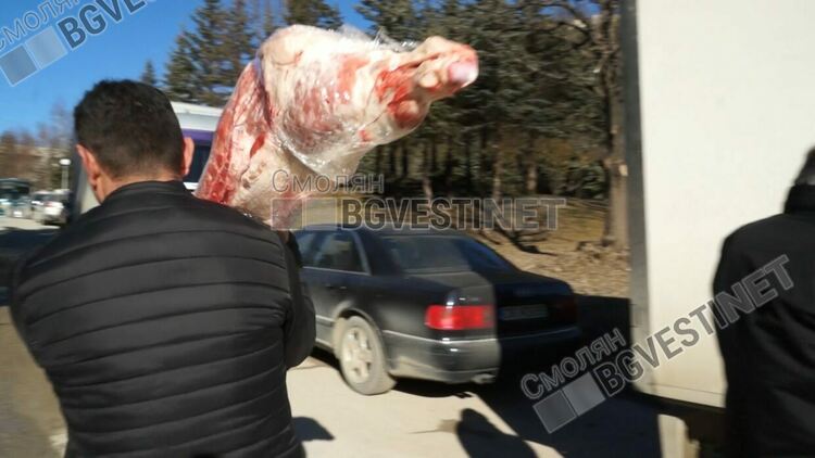 В Смолян се изви опашка за свинско месо от микробус, съставиха им акт за продажба на улицата / обновена