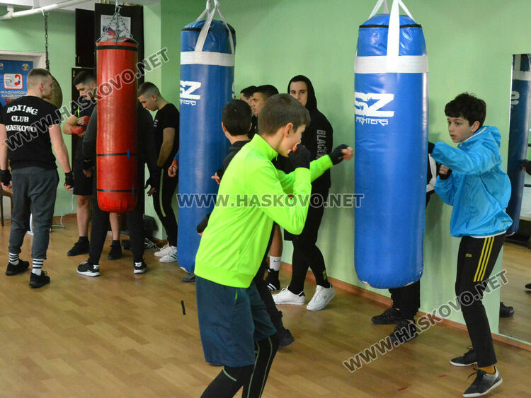 Боксьори от Хасково и Стара Загора със съвместна тренировка и спаринги в „Спартак“