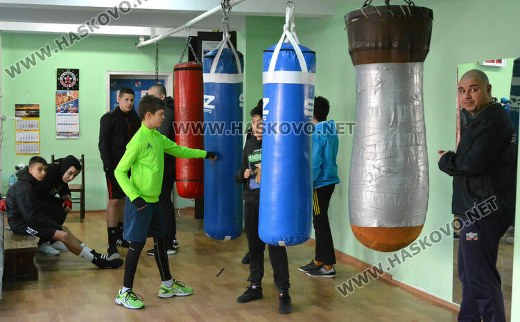Боксьори от Хасково и Стара Загора със съвместна тренировка и спаринги в „Спартак“