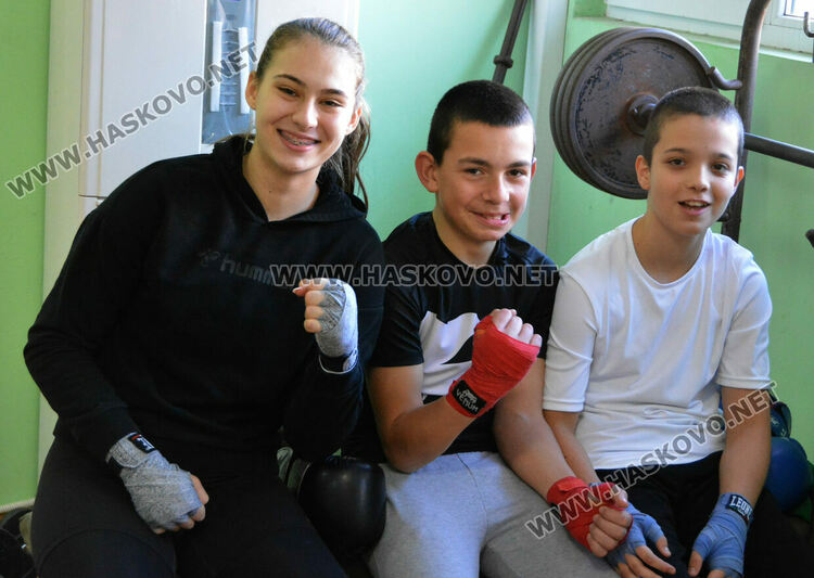 Боксьори от Хасково и Стара Загора със съвместна тренировка и спаринги в „Спартак“