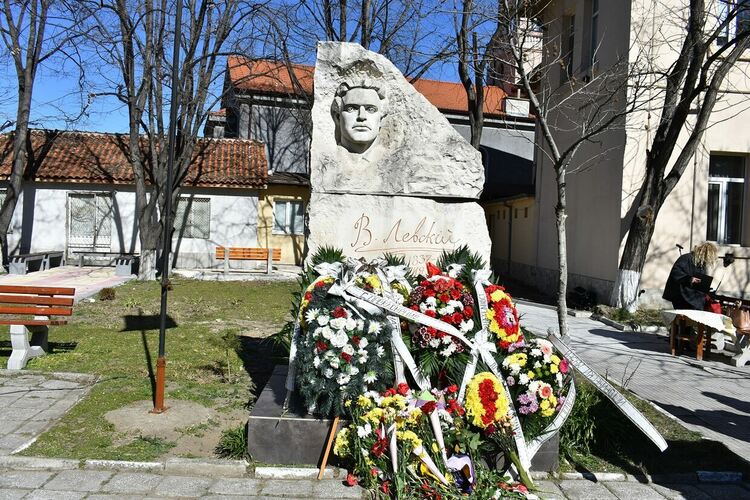 Асеновградчани се поклониха пред делото на Апостола на свободата 