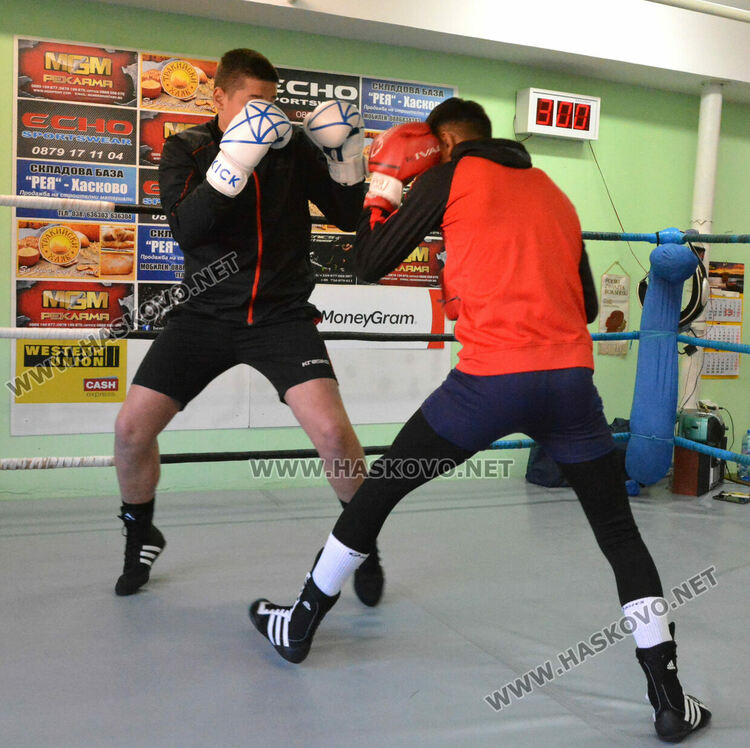 Боксьори от Хасково и Стара Загора със съвместна тренировка и спаринги в „Спартак“