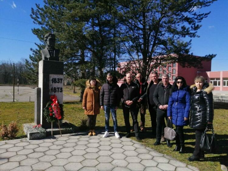 Цветя и минута мълчание за Левски