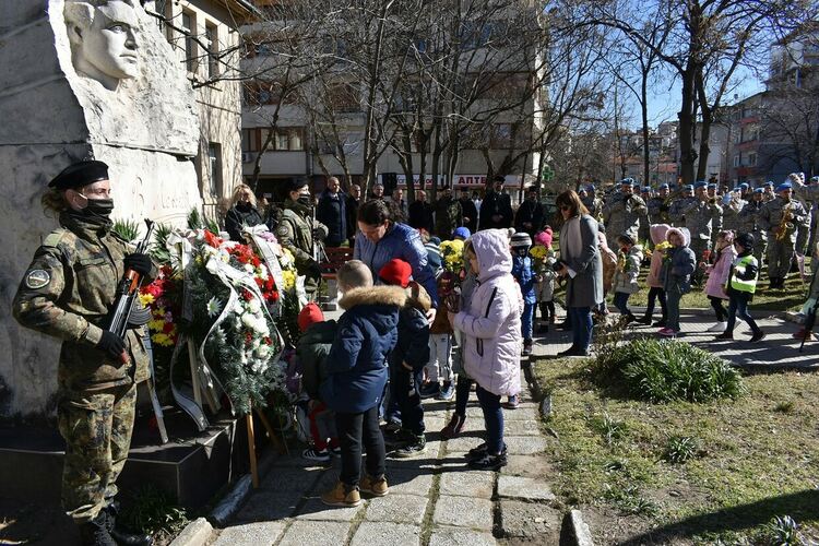 Асеновградчани се поклониха пред делото на Апостола на свободата 