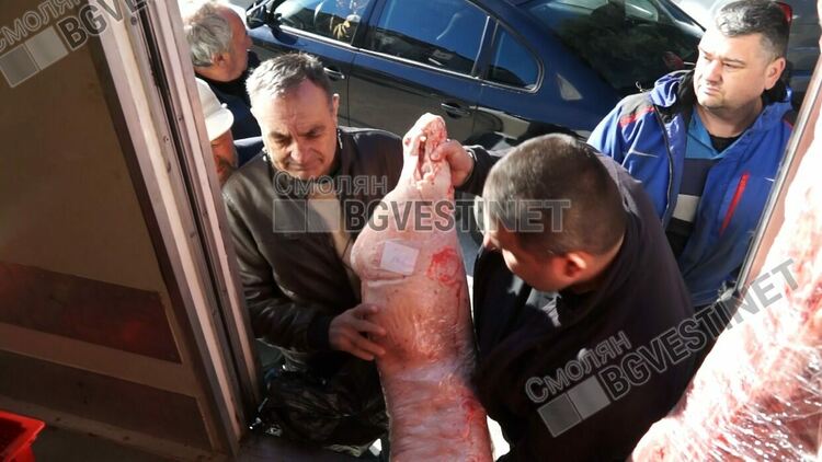 В Смолян се изви опашка за свинско месо от микробус, съставиха им акт за продажба на улицата / обновена