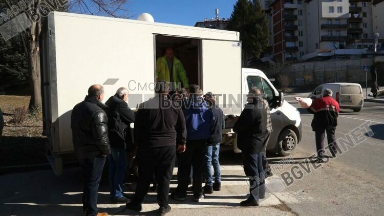 В Смолян се изви опашка за свинско месо от микробус, съставиха им акт за продажба на улицата / обновена