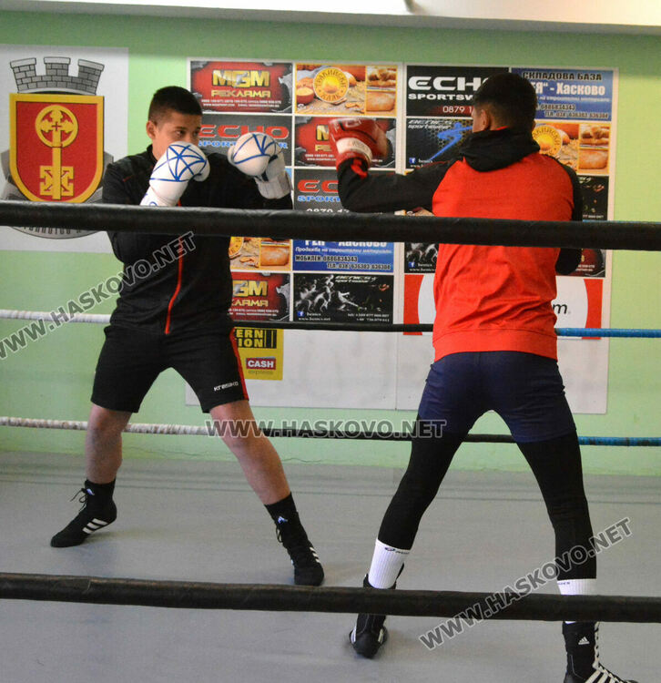 Боксьори от Хасково и Стара Загора със съвместна тренировка и спаринги в „Спартак“