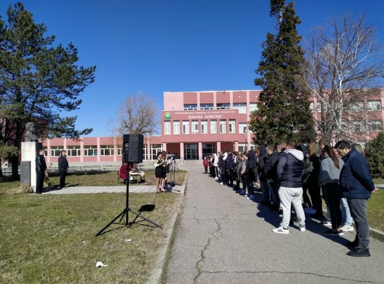 Цветя и минута мълчание за Левски