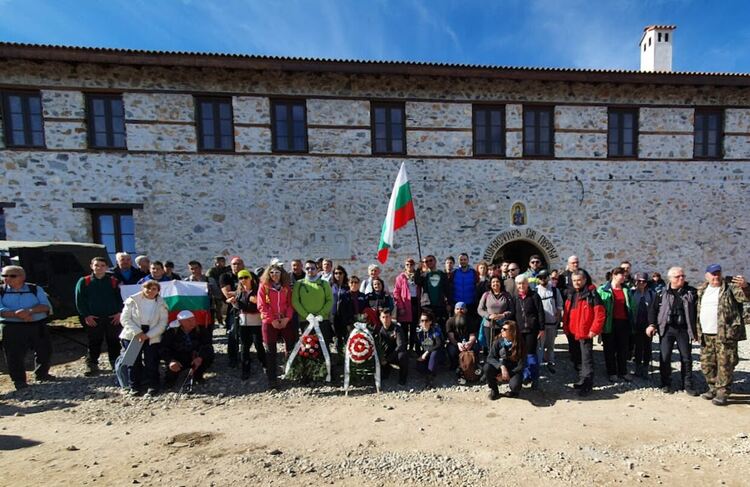 Десетки туристи почетоха Левски с поход-поклонение до Мулдавския манастир