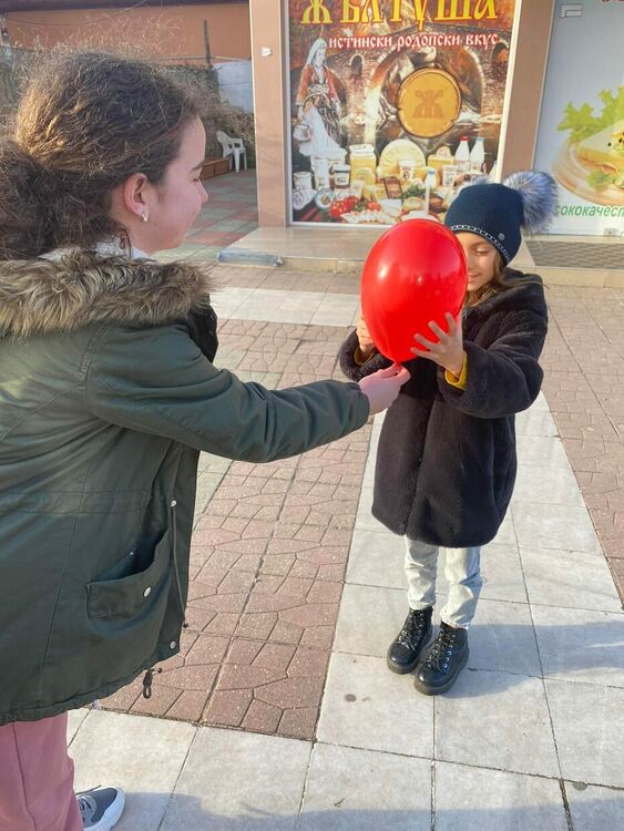 Доброволци на БЧК зарадваха малки и големи в деня на добротата