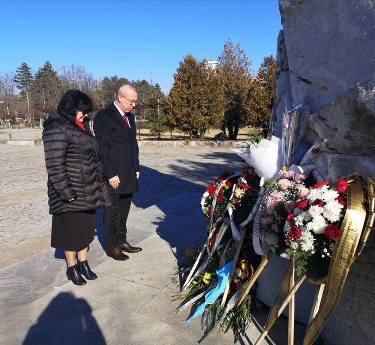 Общинското ръководство почете паметта на Апостола