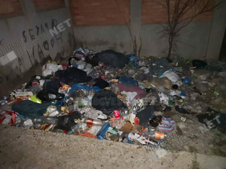 Сметища никнат около магазините в кв.”Боровец”, сметосъбиращата фирма безпомощна