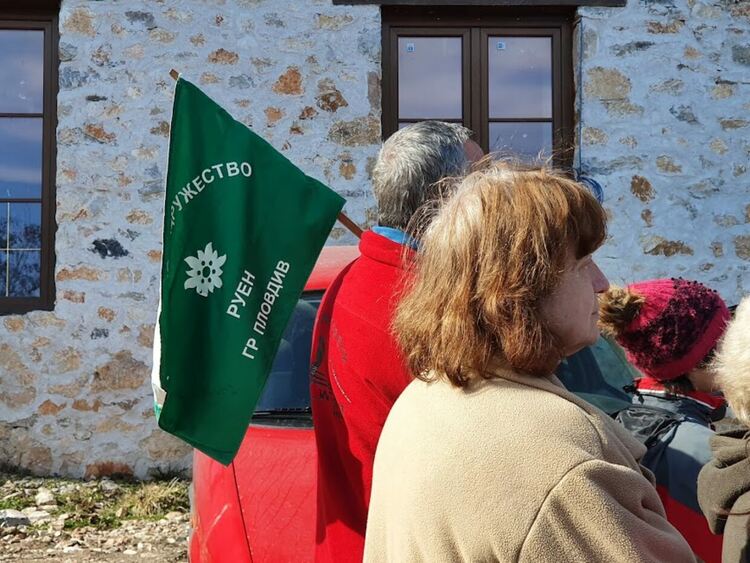 Десетки туристи почетоха Левски с поход-поклонение до Мулдавския манастир