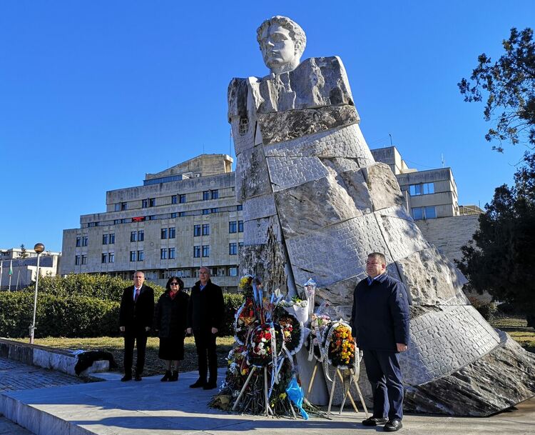 Общинското ръководство почете паметта на Апостола