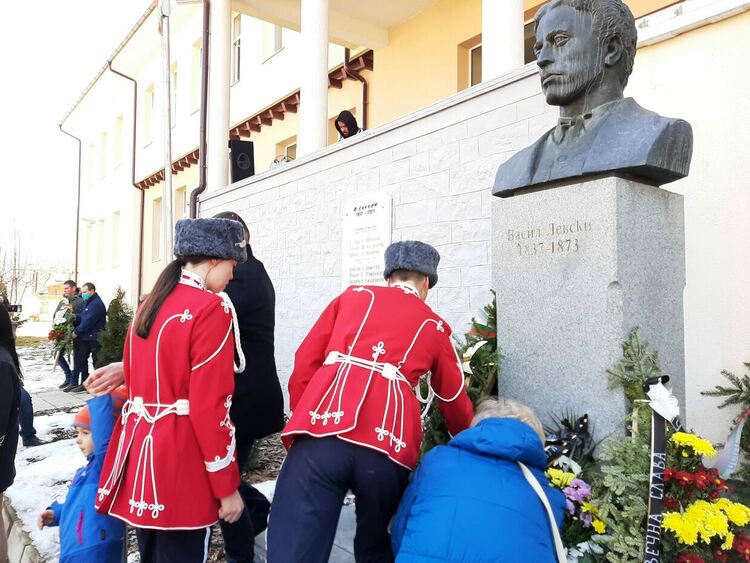 Поклон пред паметта на Апостола! 