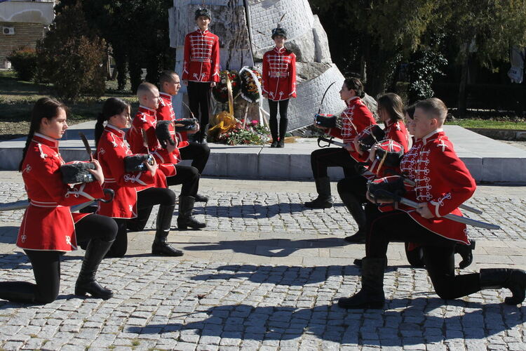 Ученици и учители от Езиковата гимназия отбелязват 149 години от смъртта на Васил Левски