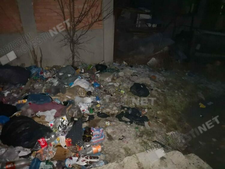 Сметища никнат около магазините в кв.”Боровец”, сметосъбиращата фирма безпомощна