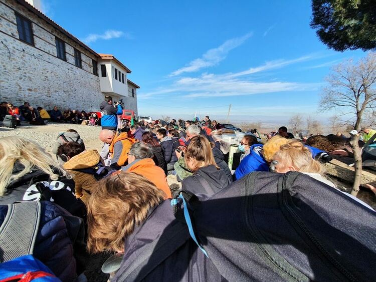 Десетки туристи почетоха Левски с поход-поклонение до Мулдавския манастир