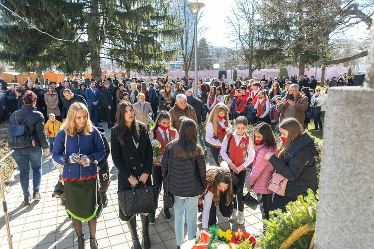Десетки перничани сведоха глава в памет на Апостола на свободата Васил Левски