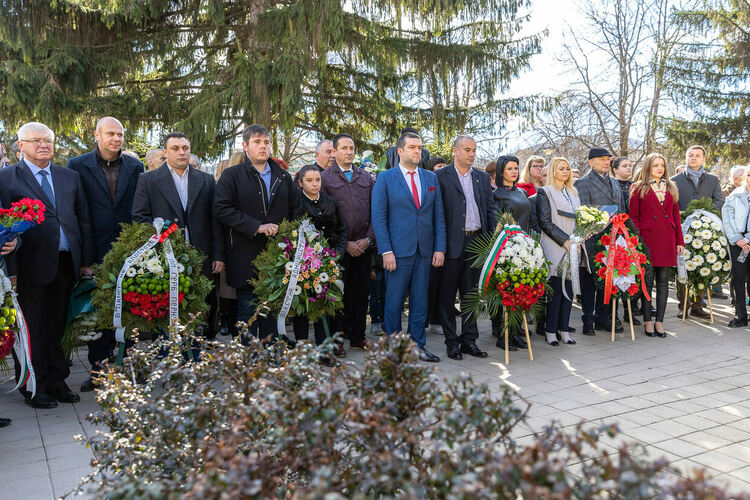 Десетки перничани сведоха глава в памет на Апостола на свободата Васил Левски