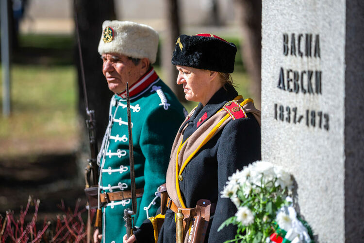Десетки перничани сведоха глава в памет на Апостола на свободата Васил Левски