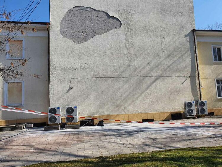 Преминаването край читалището - само с повишено внимание