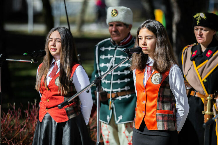 Десетки перничани сведоха глава в памет на Апостола на свободата Васил Левски
