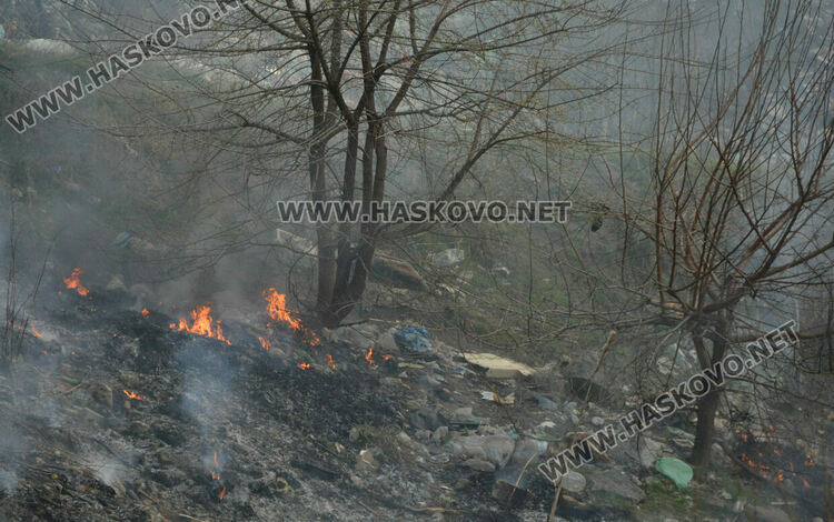 Пожар в дерето на “Република”, горят боклуци до къщите