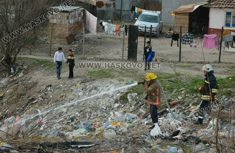 Пожар в дерето на “Република”, горят боклуци до къщите
